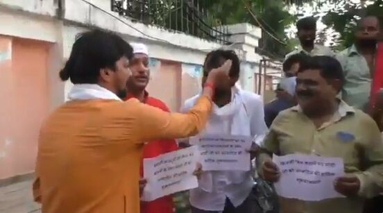 PM मोदी के संसदीय क्षेत्र के बेरोजगार युवा मुंह पर कालिख पोत मना रहे हैं उनका जन्मदिन