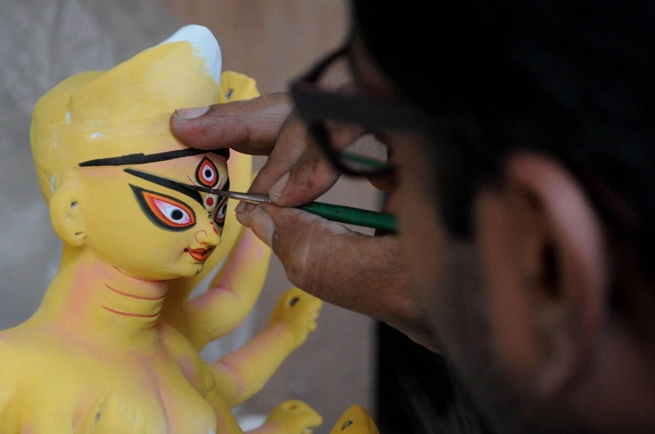 अगले महीने नवरात्र है, लेकिन कोलकाता में दुर्गा प्रतिमा बनाने वाले कुम्हारों को ​नहीं मिल रहे ऑर्डर