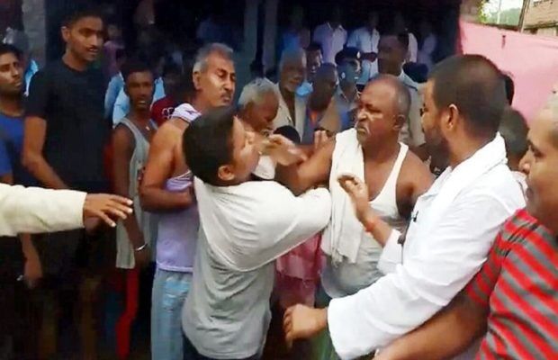 वोट मांगने पहुंचे JDU विधायक से जनता ने पिछले 5 साल का हिसाब मांगते हुए पीटा वोट मांगने पहुंचे JDU विधायक से जनता ने पिछले 5 साल का हिसाब मांगते हुए पीटा