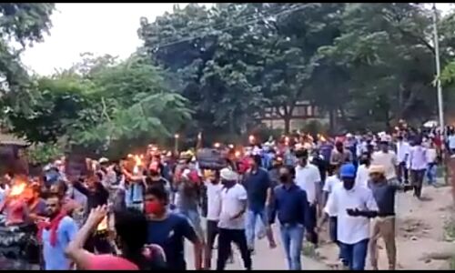 BHU के छात्रों ने बेरोजगारी के खिलाफ निकाला मशाल जुलूस, पुलिस प्रशासन से हुई नोकझोंक