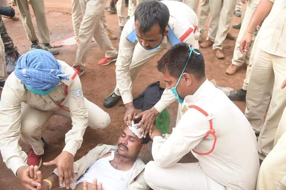 झारखंड : संविदा का विरोध कर रही पुलिस पर ही पुलिस का लाठीचार्ज