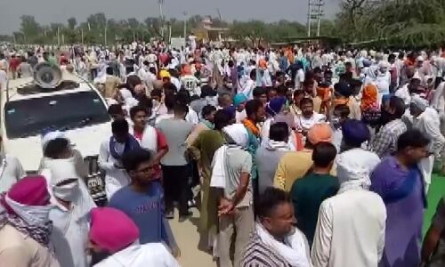 BREAKING :  मोदी सरकार के कृषि बिल के खिलाफ  किसानों का हल्ला-बोल, सीमा पर भारी संख्या में पुलिस बल तैनात