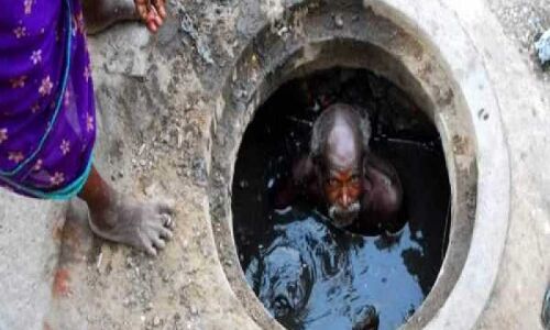 मोदी के मंत्री का दावा, 5 सालों में काम के दौरान सर पर मैला उठाने वाले किसी सफाईकर्मी की नहीं हुई मौत