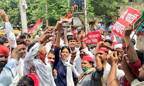 UP : कृषि बिल और बेरोज़गारी के खिलाफ सड़कों पर उतरे सपाई, पुरे प्रदेश में हल्ला-बोल