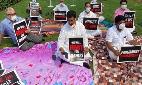 पहली बार 8 सांसद रात में संसद परिसर में दे रहे धरना, किसान बिल के विरोध में हुए हैं निलंबित