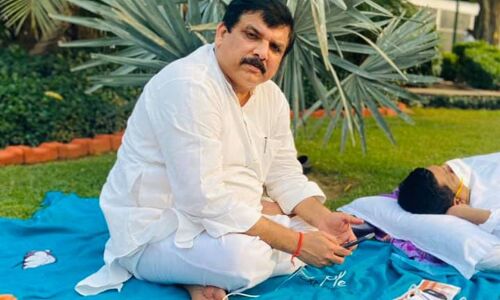 सांसद संजय सिंह किसान बिल के विरोध में चादर बिछाकर संसद में बैठे धरने पर