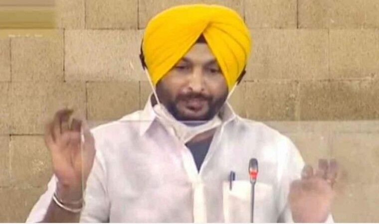 किसानों के समर्थन में प्रदर्शन कर रहे सांसदों को दिल्ली पुलिस ने पीटा, कांग्रेसी सांसद रविंद्र बिट्टू का आरोप