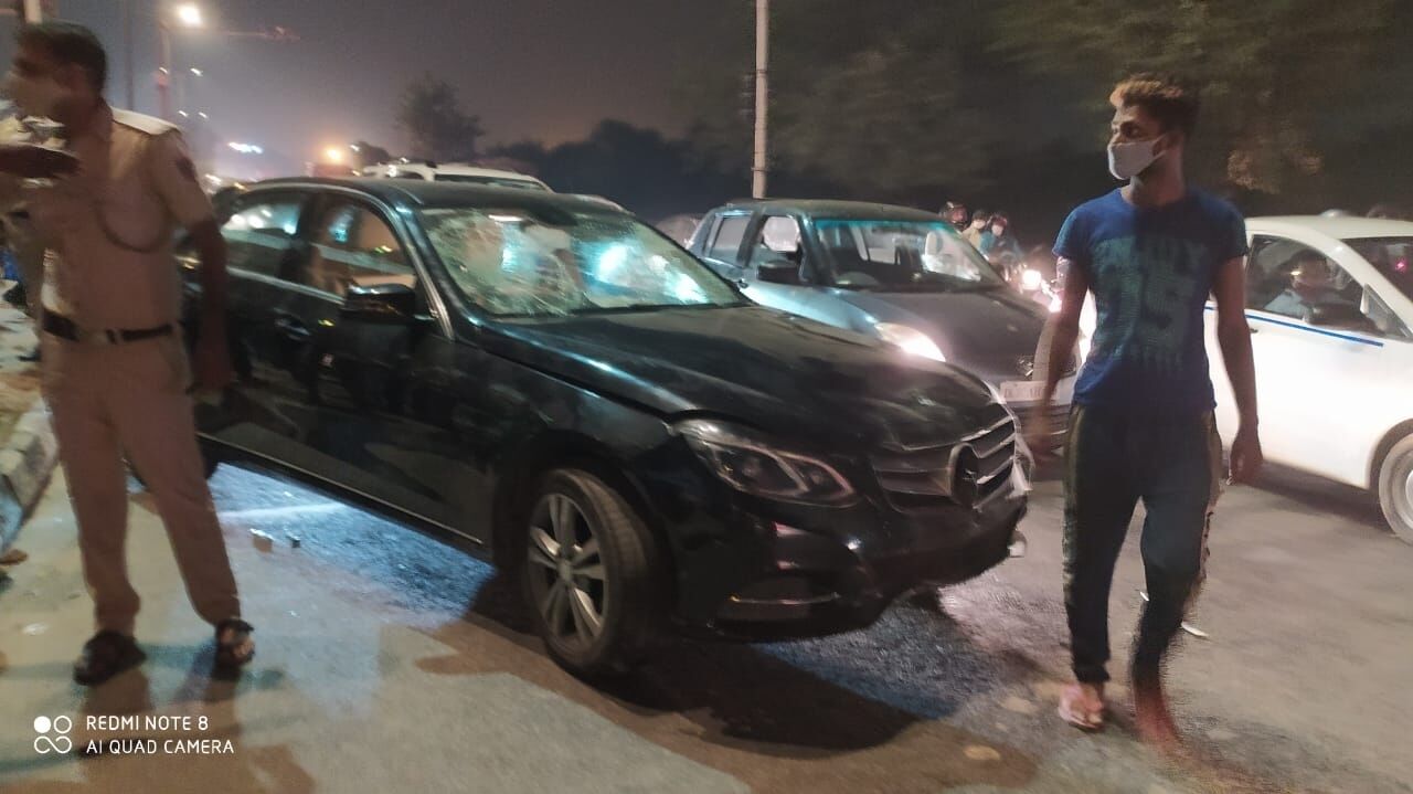 ग्राहक की मर्सिडीज में प्रेमिका को घुमाने निकले मैकेनिक से हुआ ऑटो एक्सीडेंट, 3 घायल