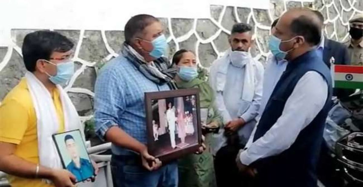 18 साल बाद भी सरकार नहीं कर पायी शहीद के परिवार से किया वादा पूरा, नाराज मां पहुंची कीर्ति चक्र लौटाने 18 साल बाद भी सरकार नहीं कर पायी शहीद के परिवार से किया वादा पूरा, नाराज मां पहुंची कीर्ति चक्र लौटाने