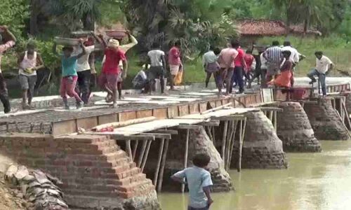 बिहार के गया में शासन-प्रशासन से नहीं मिली मदद तो ग्रामीणों ने श्रमदान और चंदा इकट्ठा करके बना दी पुलिया