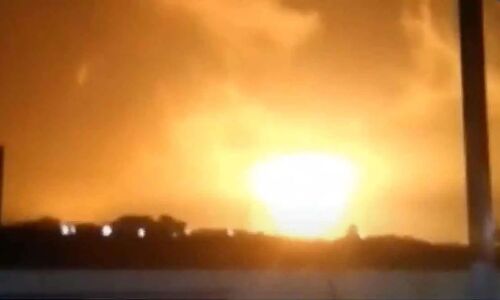 सूरत के हजीरा में ओएनजीसी प्लांट में तीन धमाके के बाद लगी भीषण आग