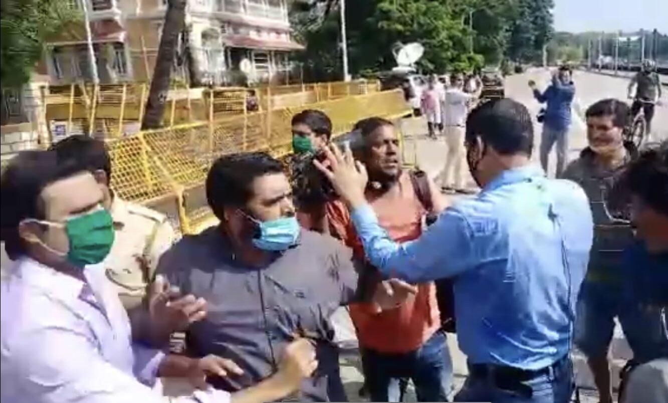 स्टूडियो में गुंडागर्दी करने वाले अर्णब गोस्वामी के संवाददाता के साथ सड़क पर हाथापाई