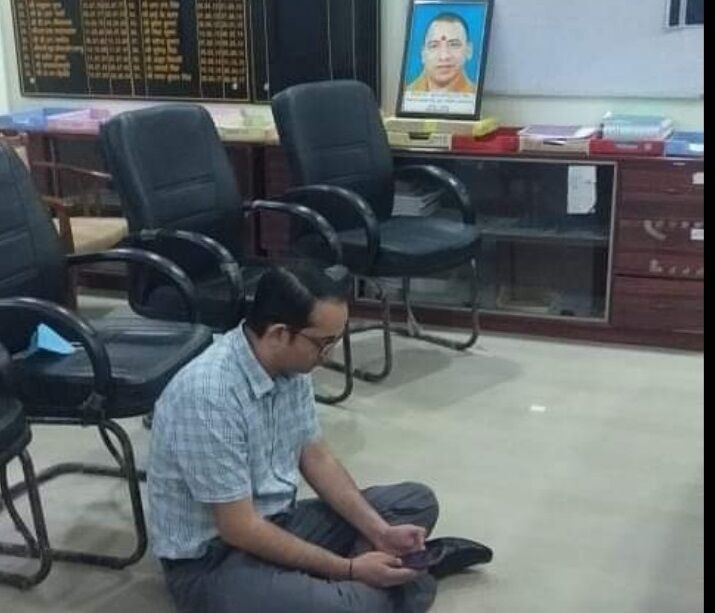 यूपी में भ्रष्टाचार के खिलाफ DM दफ्तर में धरने पर पत्नी सहित बैठा SDM, किया गया सस्पेंड