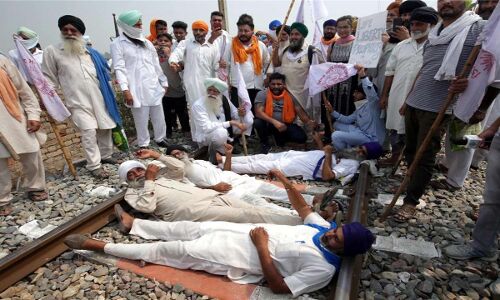 किसान बिल : दंगाई भगवा झंडे लहरा करायेंगे दंगे और किसान-श्रमिक नेता अभियुक्त बना डाल दिये जायेंगे जेल में