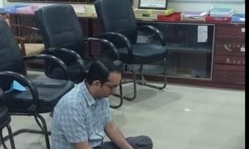यूपी में भ्रष्टाचार के खिलाफ DM दफ्तर में धरने पर पत्नी सहित बैठा SDM, किया गया सस्पेंड