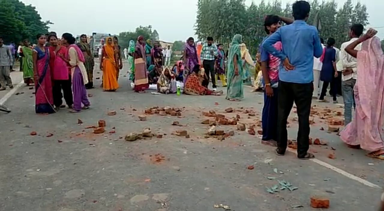 यूपी में मजदूर की मौत पर कई घंटे चला बवाल, एसडीएम की तोड़ी गाड़ी पुलिस जान बचाकर भागी