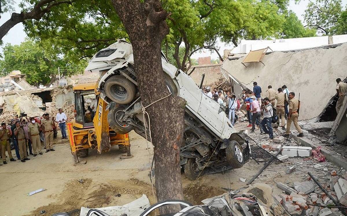 योगीराज : उत्तर प्रदेश पुलिस का दावा विकास दुबे का घर नहीं गिराया गया, बल्कि दीवारें छत का भार नहीं सह पाई, मकान ढह गया