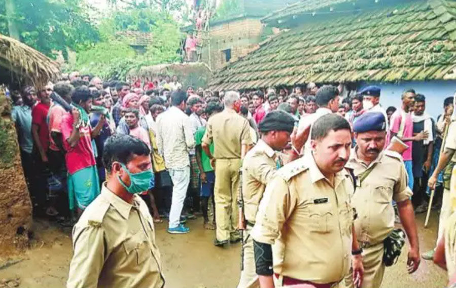 साहिबगंज में प्रेमी जोड़े को नंगा कर जूते की माला पहना कर गांव में घुमाया, ली शेल्फी, वीडियो वायरल