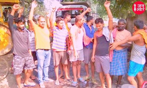 यूपी के भदोही में बन रही सड़क का जनता ने रुकवाया काम, डामर की जगह केमिकल का हो रहा था प्रयोग