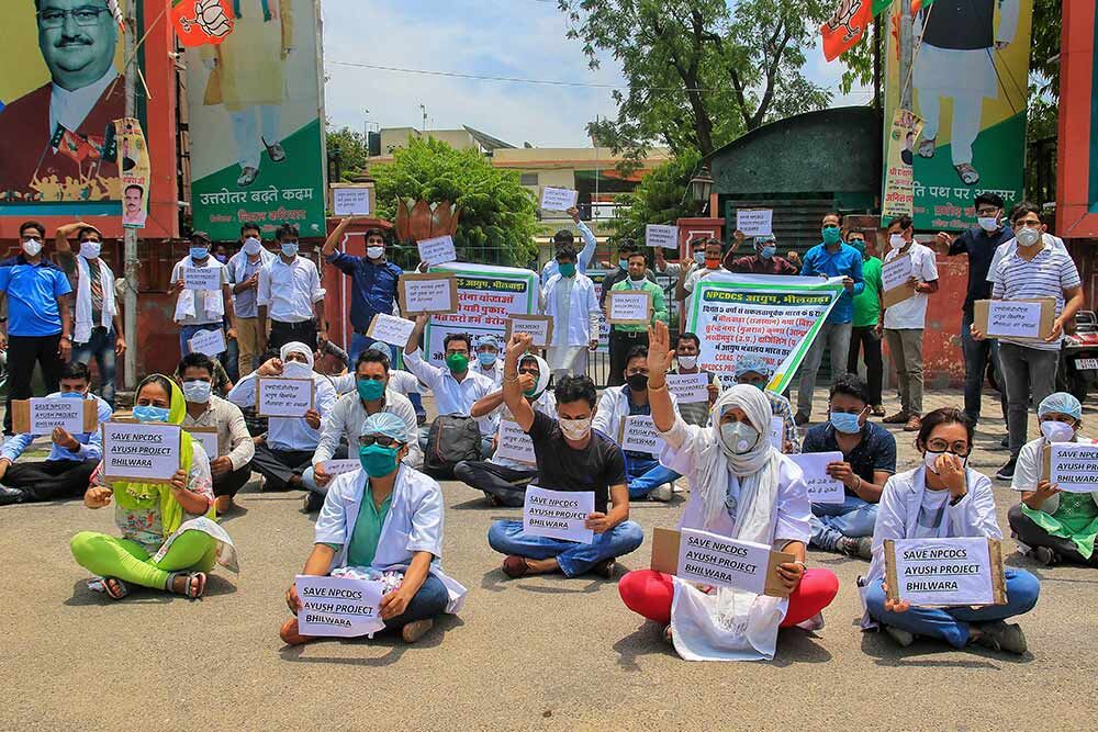 कैंसर मरीजों के लिए काम कर रहे NPCDCS के 500 चिकित्सा कर्मियों को हटाने की तैयारी, कहा- मोदीजी नहीं सुन रहे गुहार