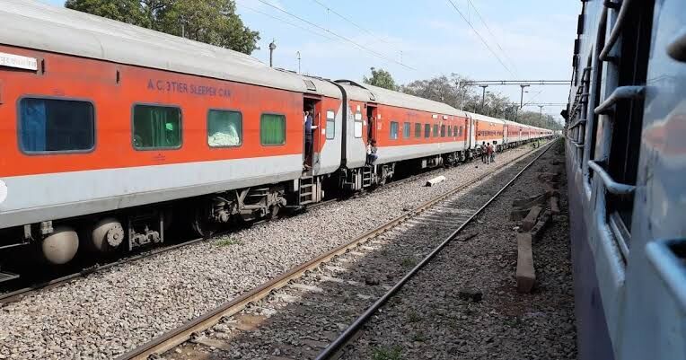 मोदी सरकार का एक और झटका: ट्रेन में सफर हो सकता है महंगा, यूजर और स्पेशल चार्ज वसूलने की तैयारी में रेलवे