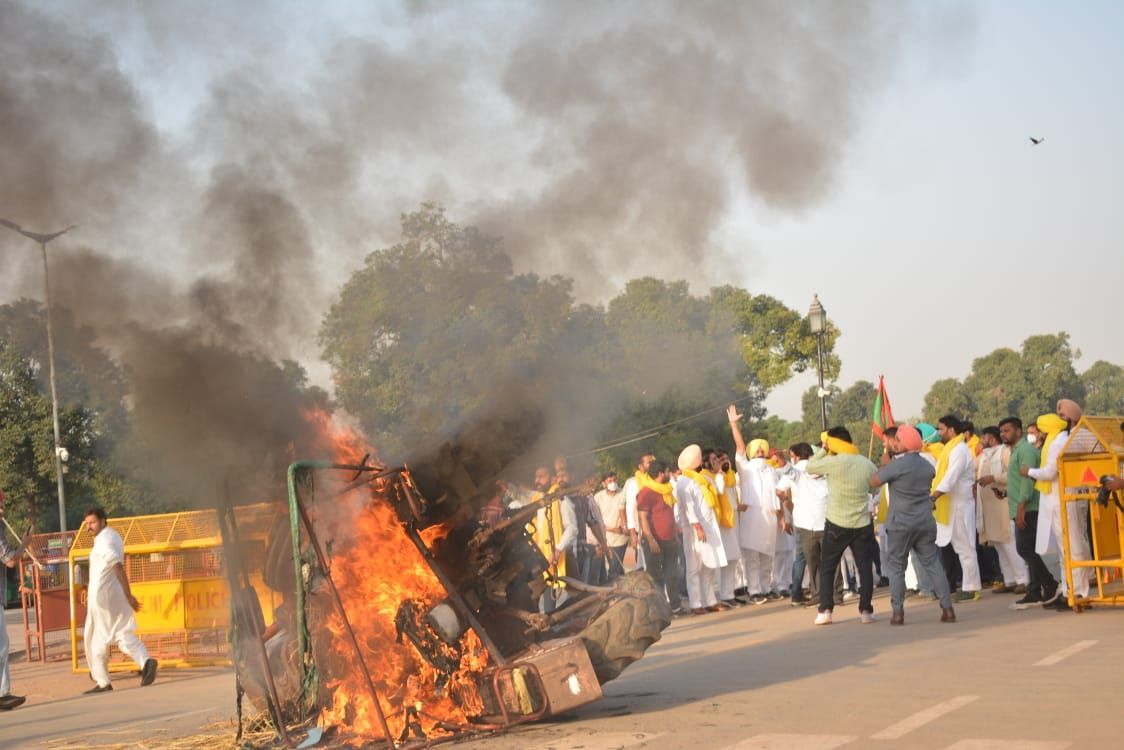 कृषि विधेयक: किसानों ने इंडिया गेट पर ट्रैक्टर फूंका, युवा कांग्रेस ने ली जिम्मेदारी