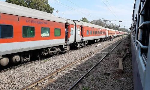 मोदी सरकार का एक और झटका: ट्रेन में सफर हो सकता है महंगा, यूजर और स्पेशल चार्ज वसूलने की तैयारी में रेलवे