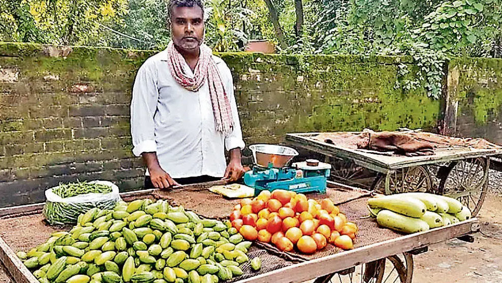 फेमस टीवी शो बालिका वधू के डायरेक्टर रामवृक्ष गौड़ लाॅकडाउन में हुए बेरोजगार, आजमगढ में बेच रहे सब्जी