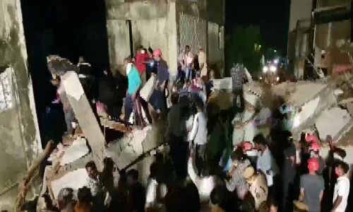 गुजरात के बड़ोदरा में निर्माणाधीन बिल्डिंग ध्वस्त, तीन लोगों की मौत, राहत-बचाव जारी