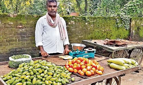 फेमस टीवी शो बालिका वधू के डायरेक्टर रामवृक्ष गौड़ लाॅकडाउन में हुए बेरोजगार, आजमगढ में बेच रहे सब्जी