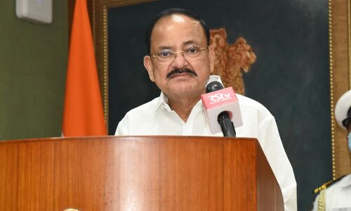 उपराष्ट्रपति वेंकैया नायडू को हुआ कोरोना, क्या भाजपाई उनको भी देंगे गोबर-गोमूत्र से इलाज का नुस्खा?