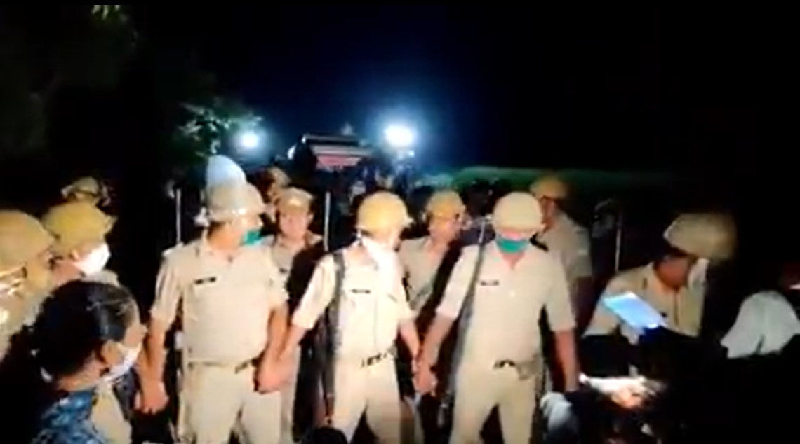 हाथरस गैंगरेप : पुलिस ने नहीं सुनी मां की गुहार, पत्रकारों-परिजनों को रोक कर फूंक दिया शव