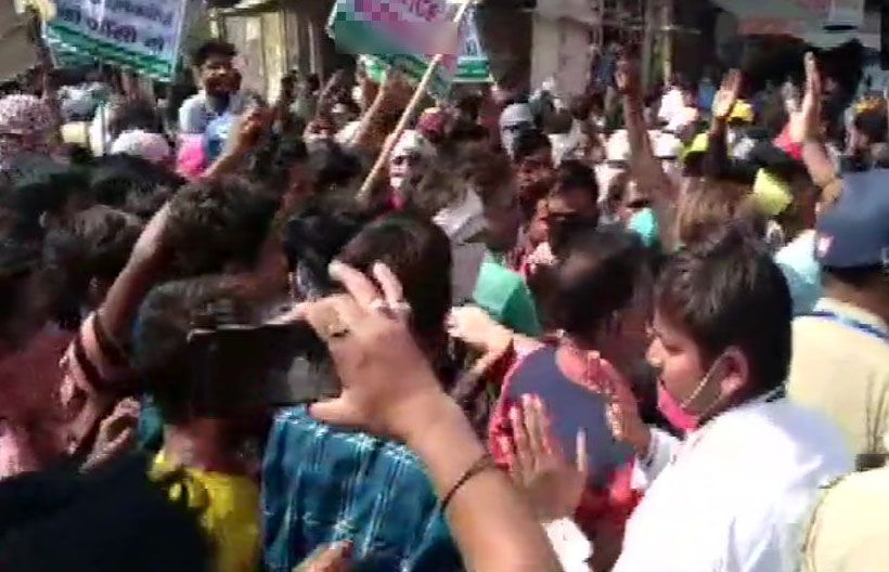 हाथरस में दलित सांसद फिर भी दलित बेटी से क्रूरता, सड़क पर उतरे लोग, फांसी की मांग