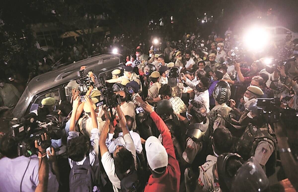 हाथरस गैंगरेप केस : रिश्तेदारों का आरोप- पुलिस ने हमें शव नहीं देखने दिया, योगी की पुलिस ने सीने पर मारी लात हाथरस गैंगरेप केस : रिश्तेदारों का आरोप- पुलिस ने हमें शव नहीं देखने दिया, योगी की पुलिस ने सीने पर मारी लात