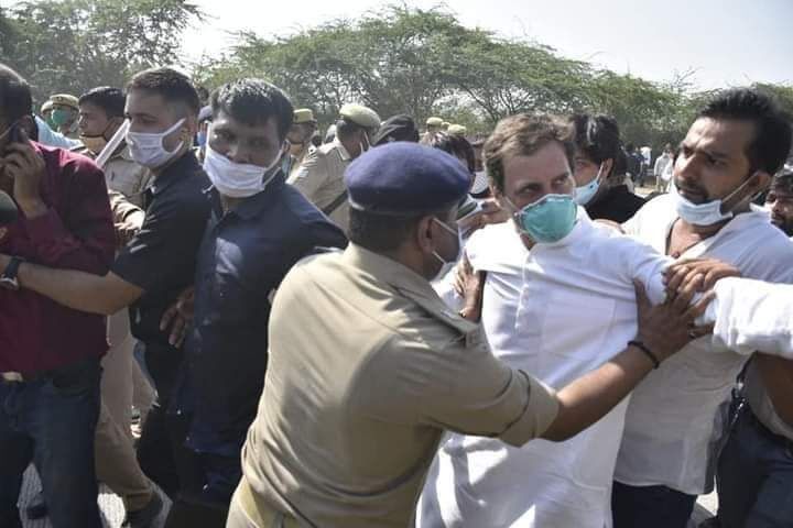 उत्तर पुलिस की तानाशाही : पैदल हाथरस जा रहे राहुल-प्रियंका को किया गिरफ्तार, पहले की थी धक्का-मुक्की