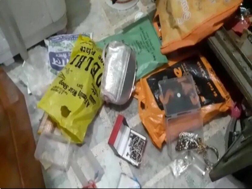 योगी राज में अपराधियों के हौसले बुलंद, पुलिस की वर्दी पहनकर घर में घुसे बदमाशों ने लूट लिए 50 लाख