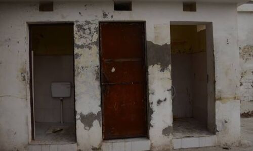 सालभर से शौचालय में रह रहा ओडिशा का मजदूर, क्योंकि बरसात में टूट गया था घर