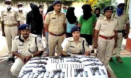 मिनी गन फैक्ट्री लगा बना रहे थे बन्दूक-पिस्तौल, चुनावों के बीच बरामद हुआ हथियारों का जखीरा