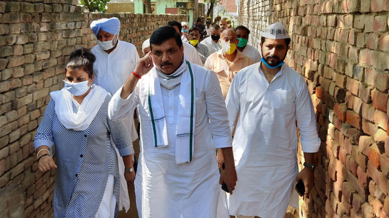 हाथरस कांड : पीड़िता के परिजनों से मिले AAP सांसद संजय सिंह, बोले डरा-सहमा है परिवार