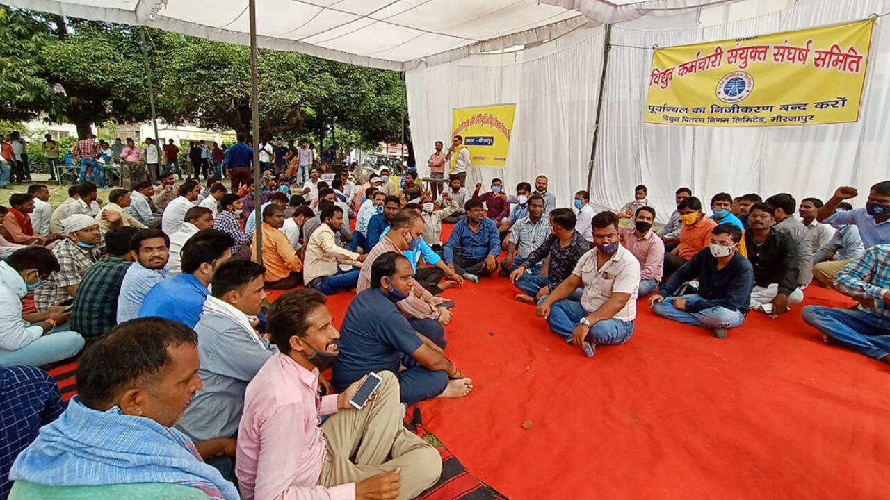 निजीकरण के खिलाफ यूपी के विद्युत निगम कर्मचारी ऊर्जामंत्री के गृहजनपद में अनिश्चितकालीन हड़ताल पर