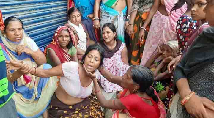 पति-पत्नी और दो बच्चों के शव घर में  सड़ी-गली हालत में मिले, परिजन कह रहे की गई है हत्या