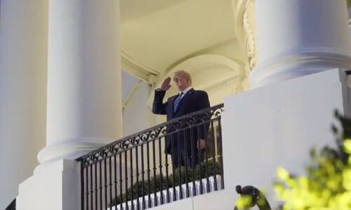 चुनावी चिंता में कोरोना संक्रमित डोनाल्ड ट्रंप अस्पताल से व्हाइट हाउस लौटे, मुंह से मास्क भी हटाया