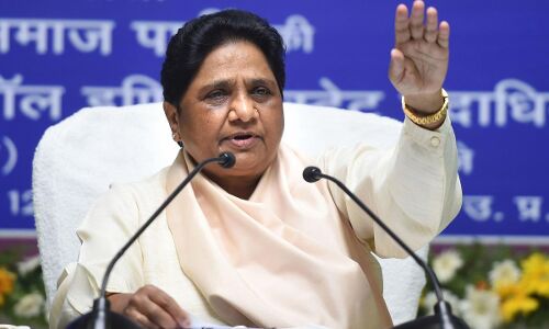 हाथरस केस: मायावती ने कहा- दंगा भड़काने की साजिश का आरोप सही या चुनावी चाल, कह दी ये बड़ी बात हाथरस केस: मायावती ने कहा- दंगा भड़काने की साजिश का आरोप सही या चुनावी चाल, कह दी ये बड़ी बात