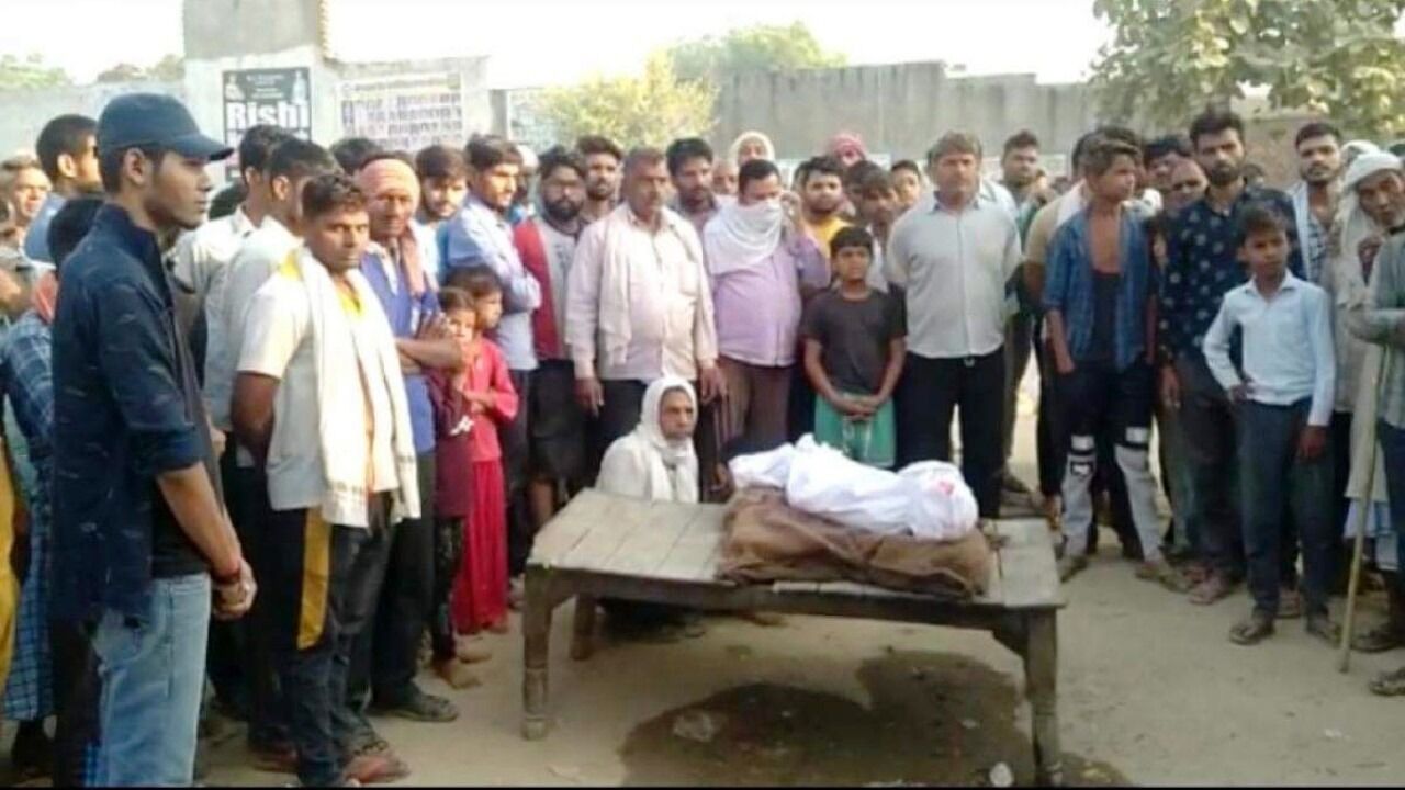 UP : हाथरस में 6 साल की बच्ची की बलात्कार के बाद इलाज के दौरान मौत, परिजन लाश के साथ बैठे सड़क पर UP : हाथरस में 6 साल की बच्ची की बलात्कार के बाद इलाज के दौरान मौत, परिजन लाश के साथ बैठे सड़क पर