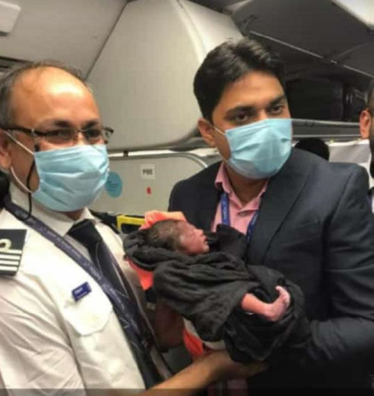 विमान में बच्चे का जन्म, एयरलाइंस कंपनी इंडिगो दे सकती है आजीवन मुफ्त यात्रा का तोहफा