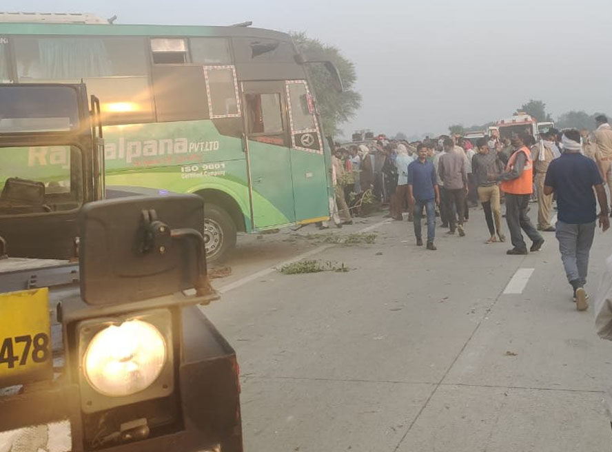कानपुर से दिल्ली जा रही बस अलीगढ़ में दुर्घटनाग्रस्त, 3 की मौत और आधा दर्जन की हालत गंभीर