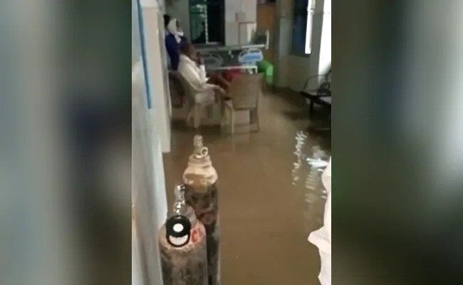 छत्तीसगढ़ में बारिश ने खोली अस्पतालों की पोल अंबिकापुर में कोरोना मरीजों के लिए बने अस्पताल में भरा पानी