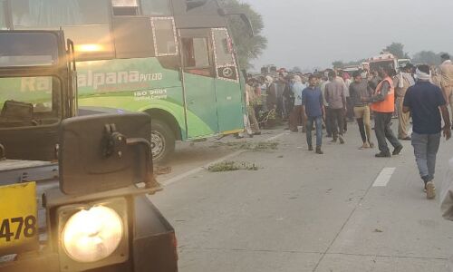 कानपुर से दिल्ली जा रही बस अलीगढ़ में दुर्घटनाग्रस्त, 3 की मौत और आधा दर्जन की हालत गंभीर