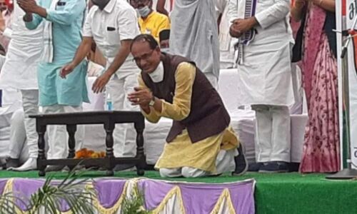MP : सोशल मीडिया पर वायरल हो रहे वीडियो, कहीं शिवराज टेक रहे घुटने तो दलबदलुओं के भी पुराने वीडियो कर रहे ट्रेंड