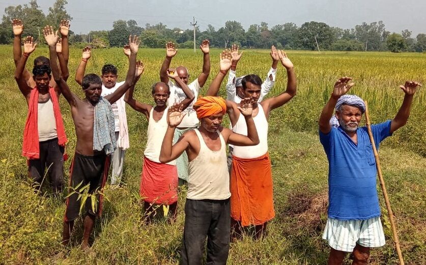 UP के मिर्जापुर में भयंकर रूप से सूख रहा धान, किसान कर रहे प्रदर्शन UP के मिर्जापुर में भयंकर रूप से सूख रहा धान, किसान कर रहे प्रदर्शन